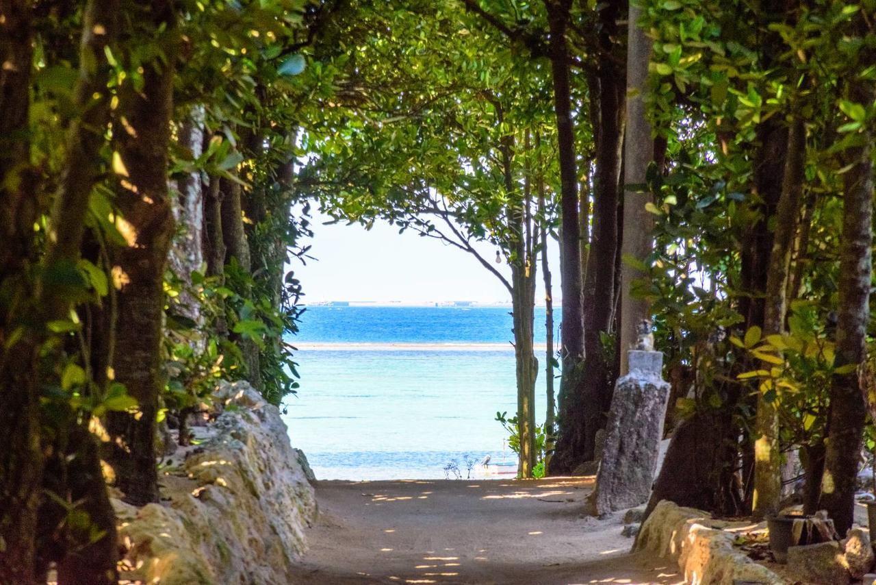 Kariyushi Condominium Resort Motobu The Beach Garden House Bagian luar foto
